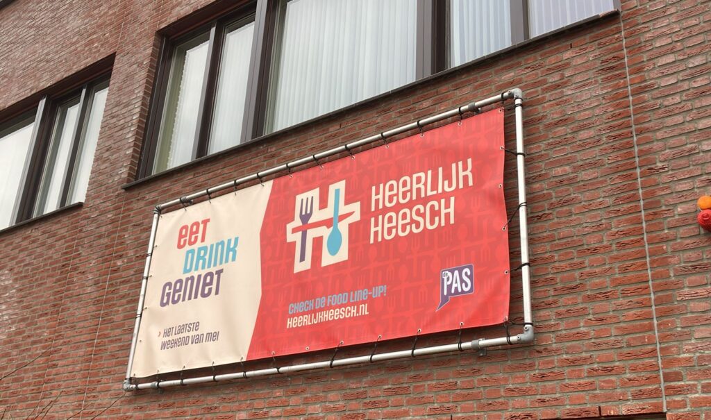 Gevelbanner met nieuwe uitstraling van Heerlijk Heesch.