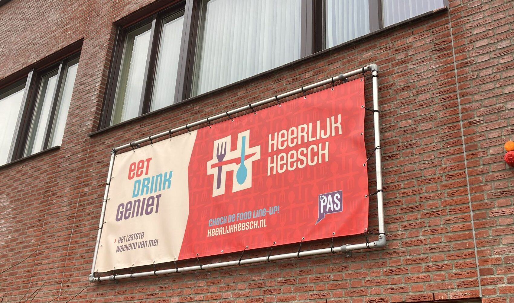Gevelbanner met nieuwe uitstraling van Heerlijk Heesch.
