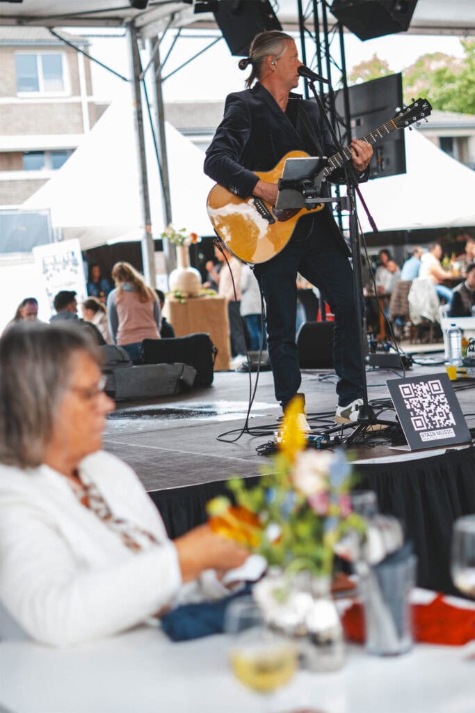 Live muziek optreden tijdens Heerlijk Heesch op een openluchtfestival.