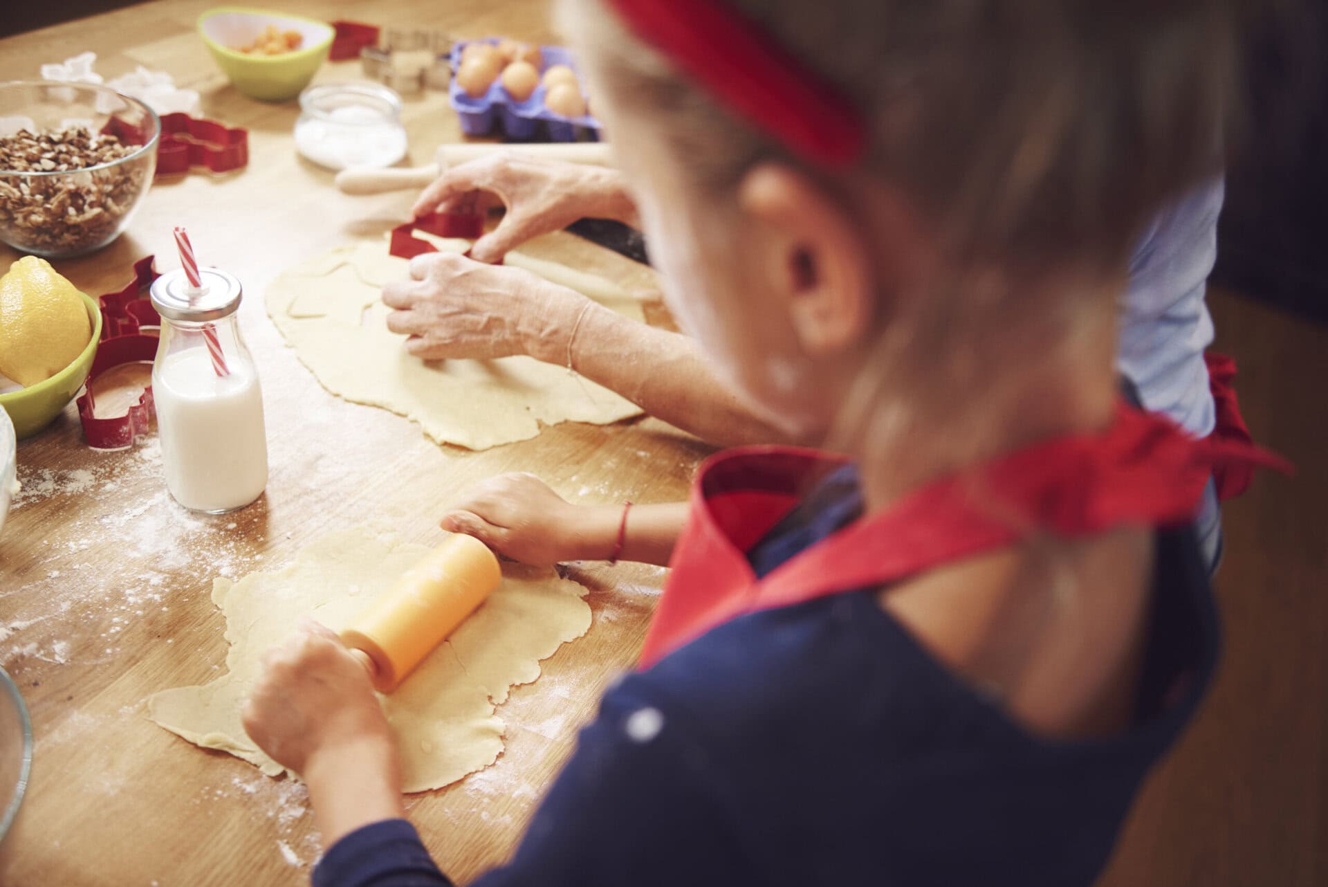 Kinderen bakken koekjes op het Kinderplein tijdens een leuke activiteit.