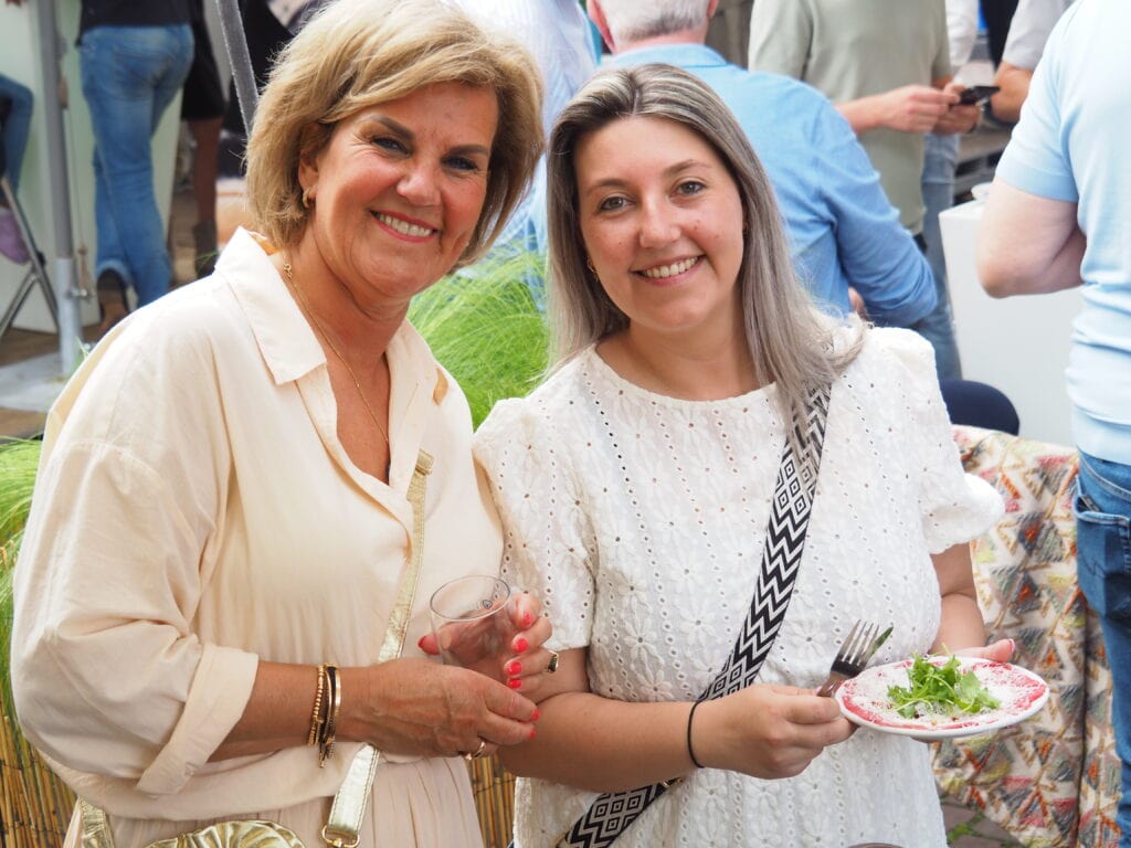 Genieten van lokale producten en gezellige sfeer op de markt.