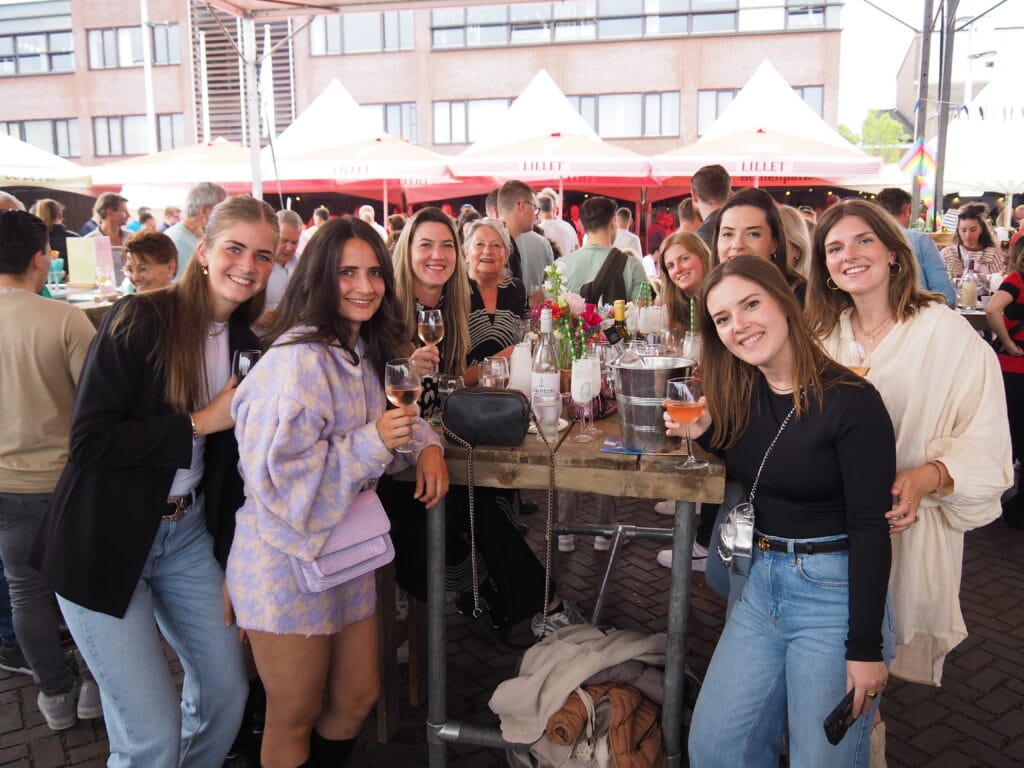 Gezellige markt in Heesch met vrienden, familie en lekker eten, perfect voor een dag vol plezier en.