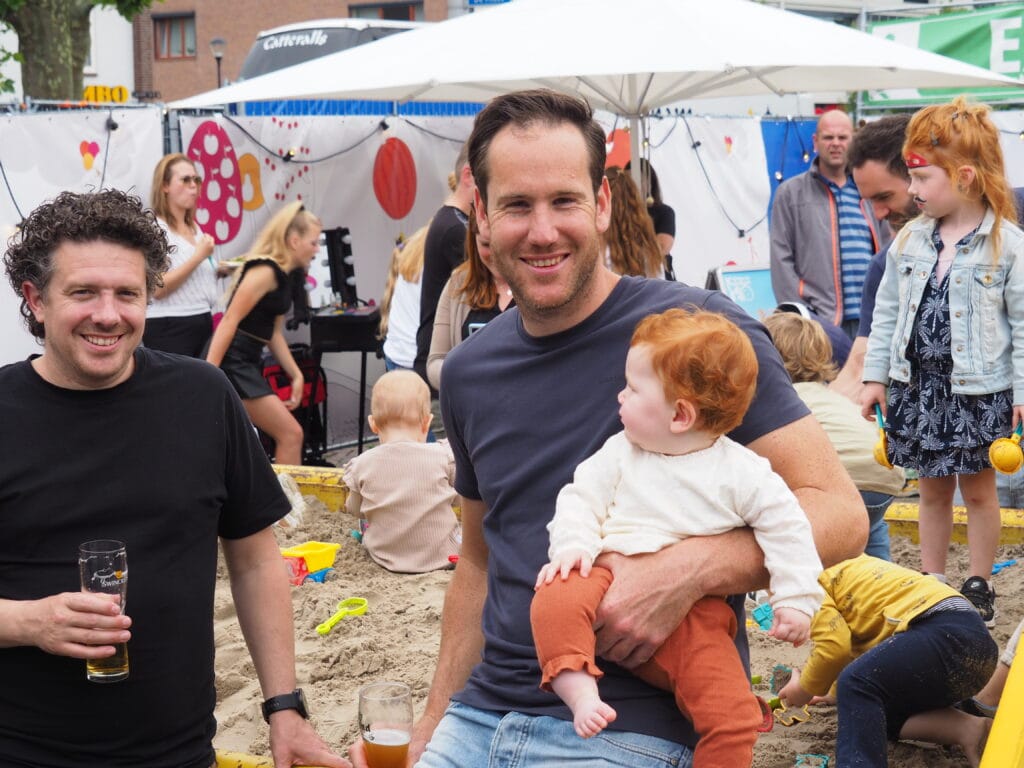 Familie geniet van dag op het strand tijdens Heerlijk Heesch evenement.