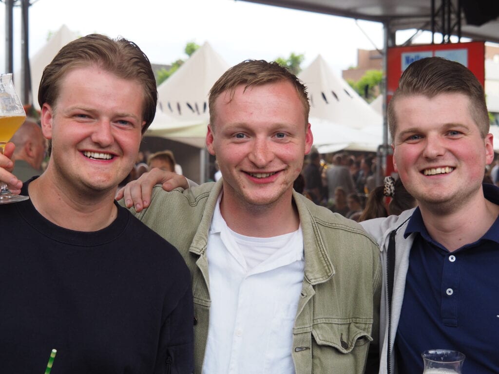 Vrienden genieten van festival en muziek.