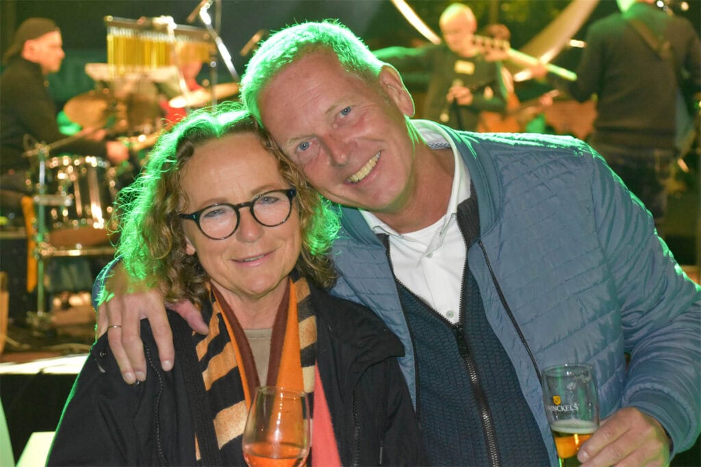 Gezellige mensen genieten van een drankje tijdens Heerlijk Heesch evenement.