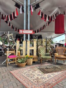 Vintage meubels en decoratie bij Heerlijk Heesch marktstand in tent.