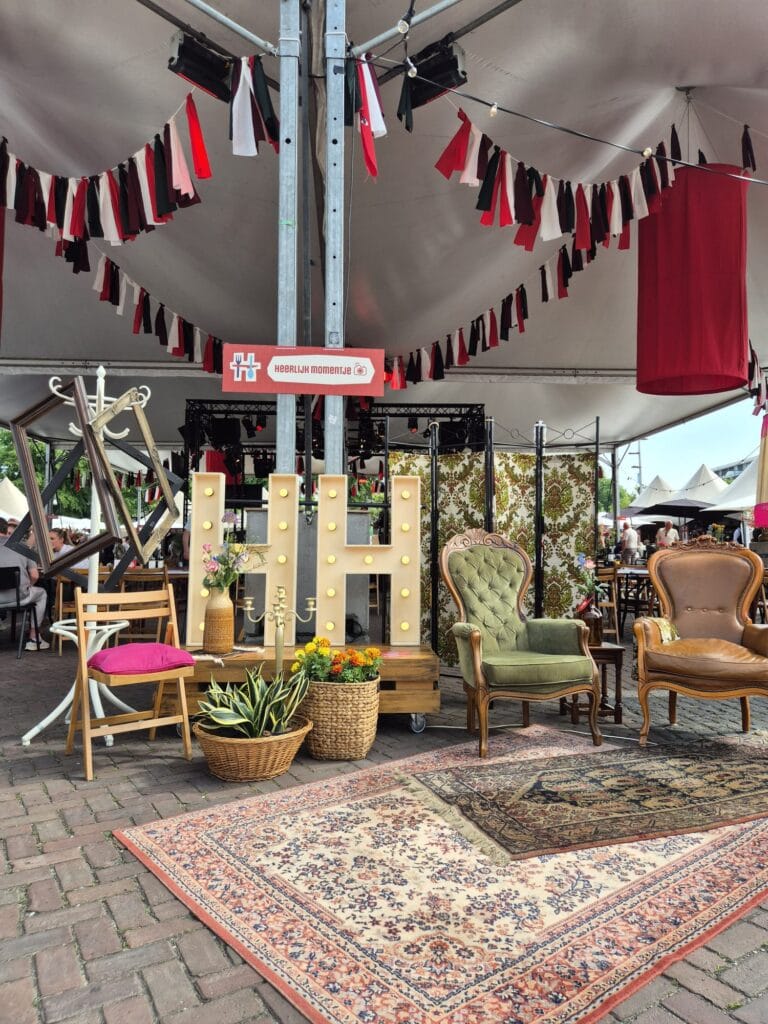 Vintage meubels en decoratie bij Heerlijk Heesch marktstand in tent.