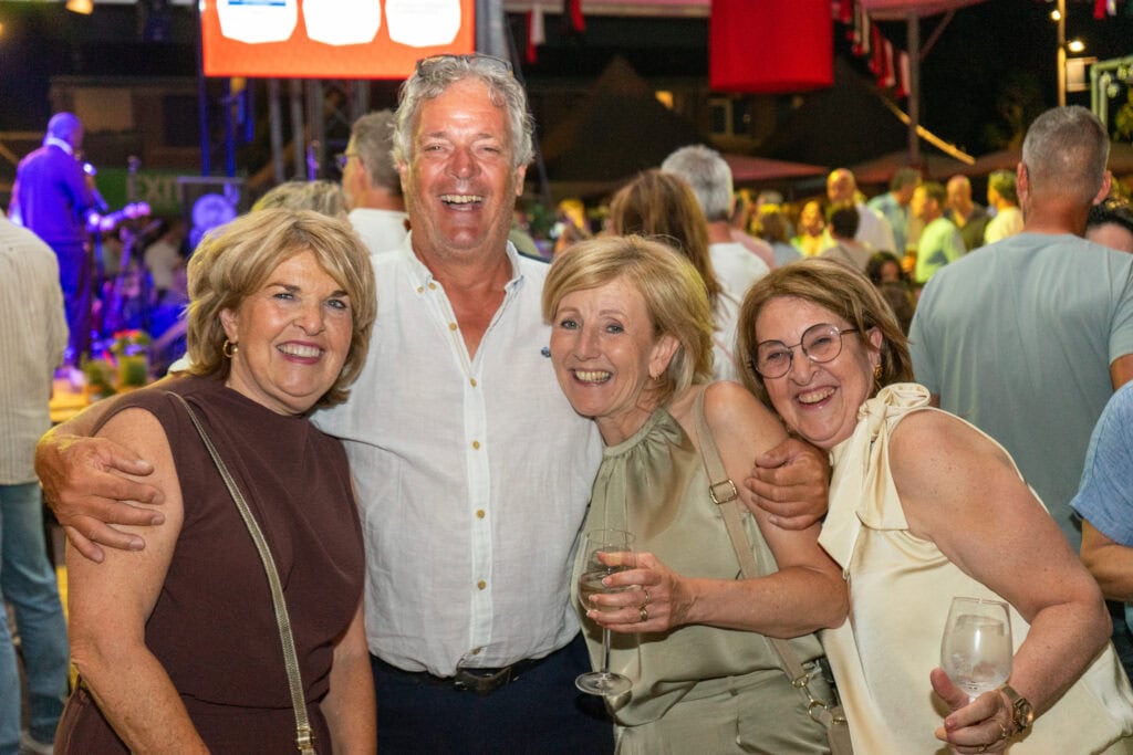 Vrolijk groepje mensen genietend van feestavond in Heerlijk Heesch.