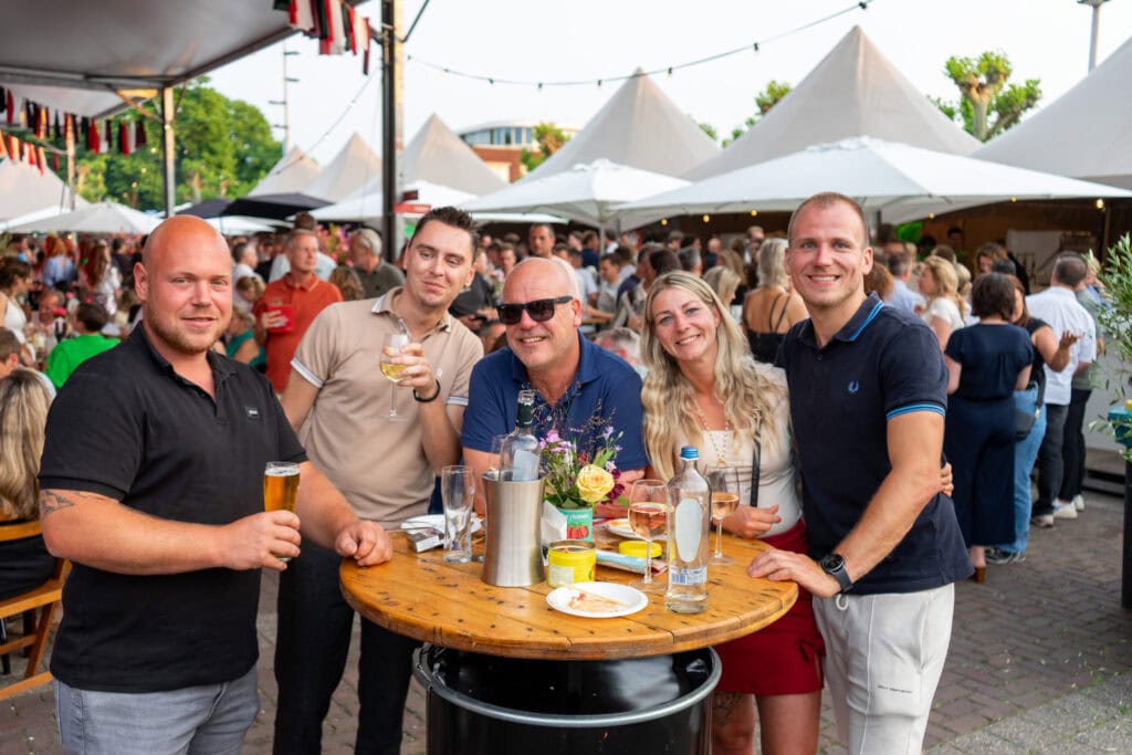 Gezellige festival sfeer met vrienden en foodtrucks.