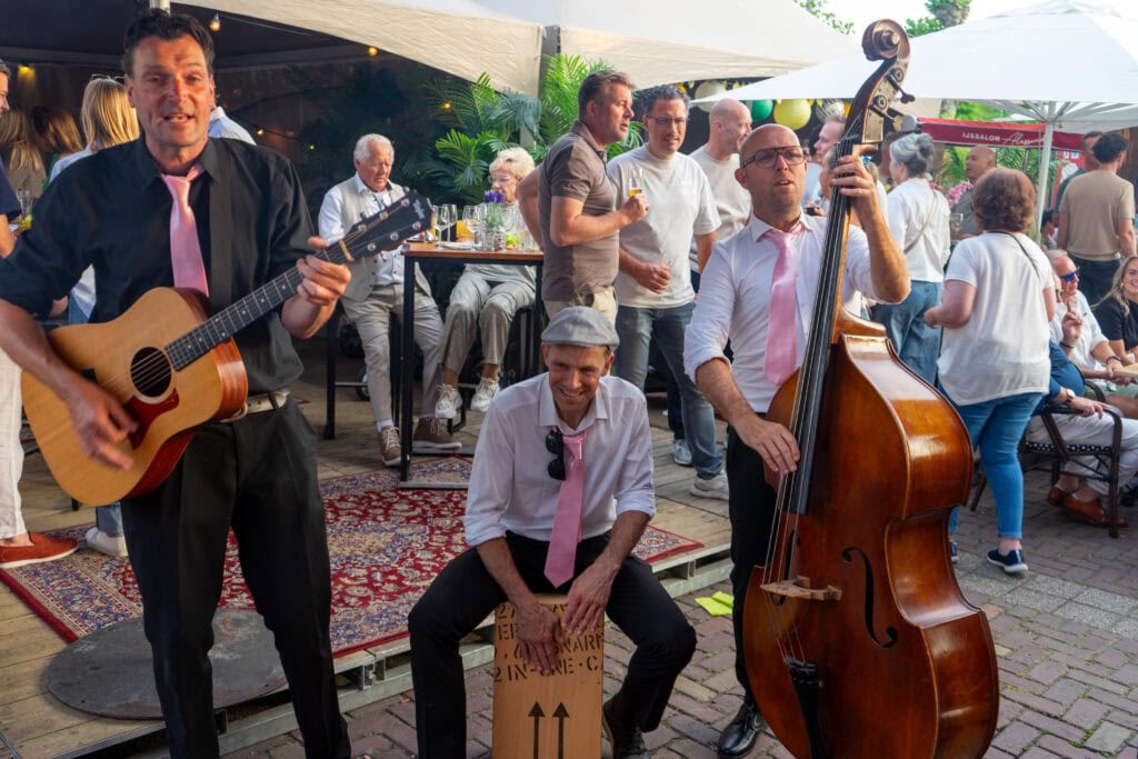 Live muziekoptreden bij Heerlijk Heesch met gitarist en bassist.