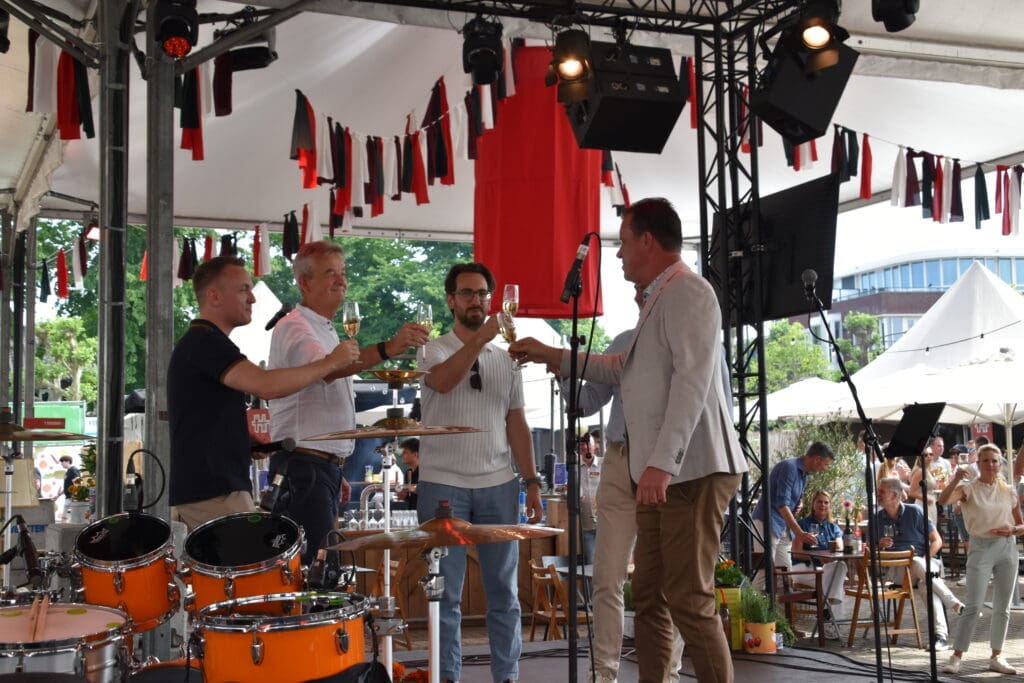Lokale markt en live muziek evenement.