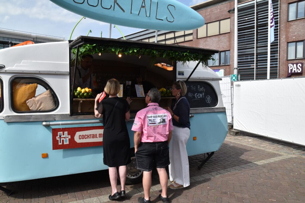 Cocktailtruck in Heesch met klanten bestellen drankjes.