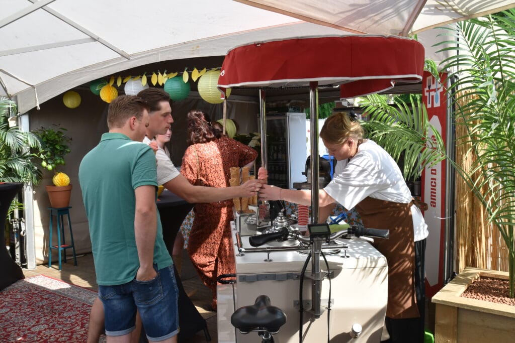 Heerlijk Heesch food stand met vers gemaakte snacks en drankjes.