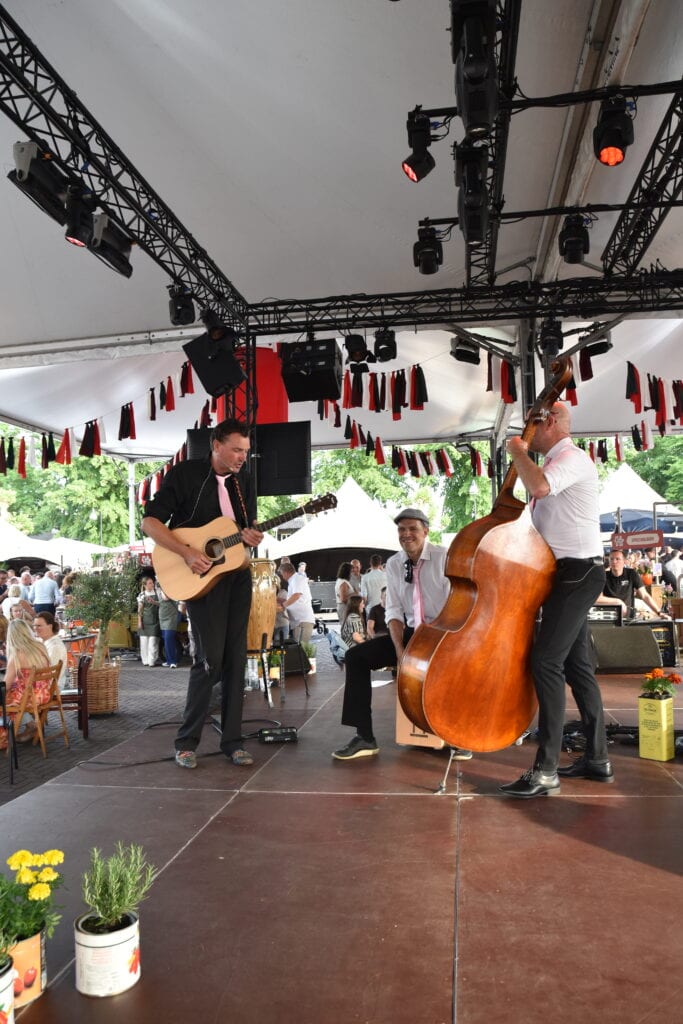 Live muziek optreden tijdens Heerlijk Heesch met gitarist en bassist.